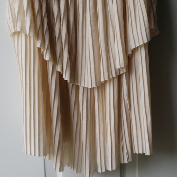 H&M Strappy Tiered & Pleated Cami w/ Built-in Bra - Picture 6 of 15